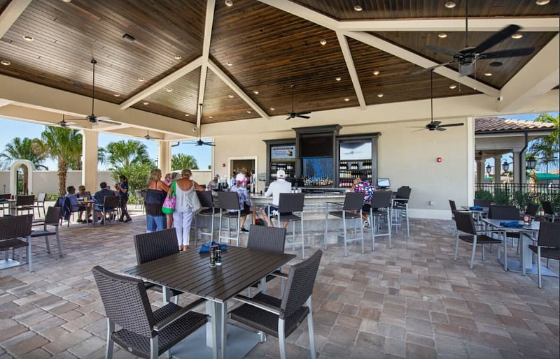 Poolside Tiki-Bar
