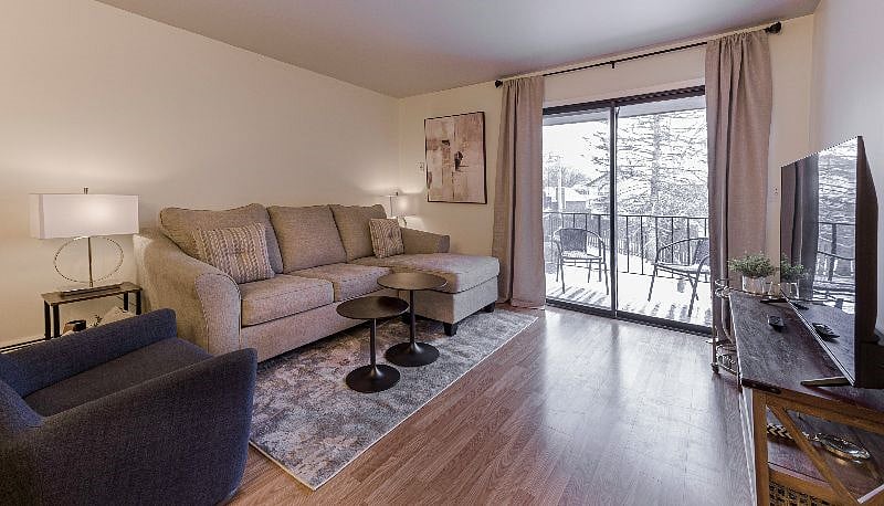 Living room- enjoy your stay with plenty of seating for everyone. Enjoy movie night or binge your favorite show on the 50 TV