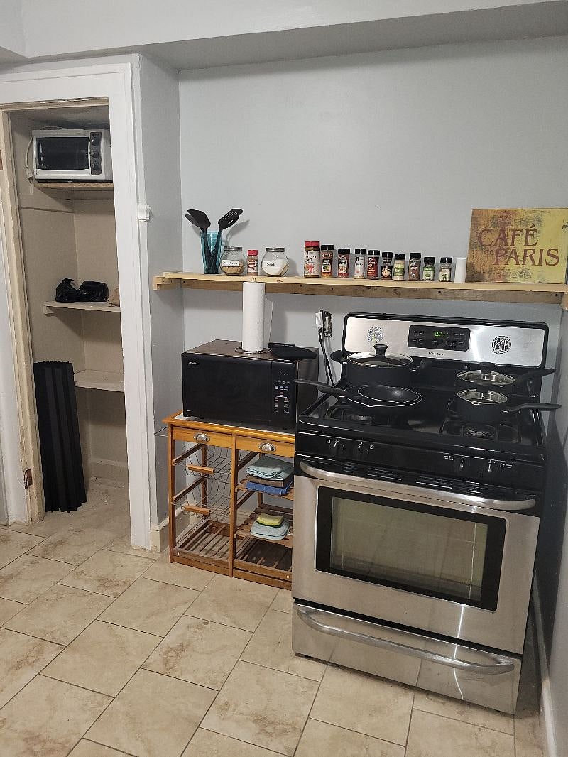 Kitchen w/ Gas Stove
