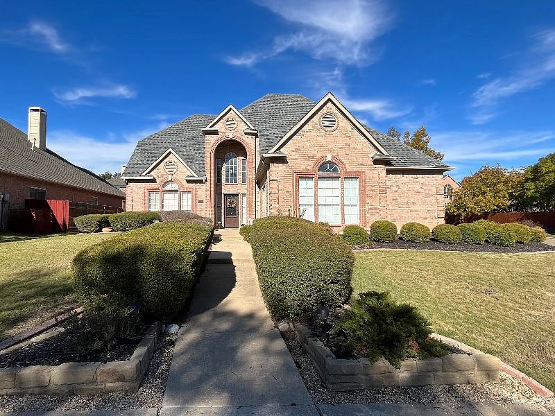 Large house; quiet neighborhood. Walking distance to the lake.