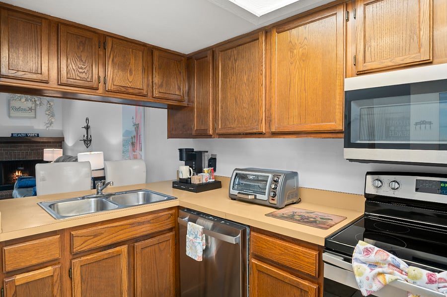 Whether you're cooking a feast or warming up takeout, weve got everything you need! ........ Full-size oven, stovetop, microwave, and toaster-oven/air-fyer.