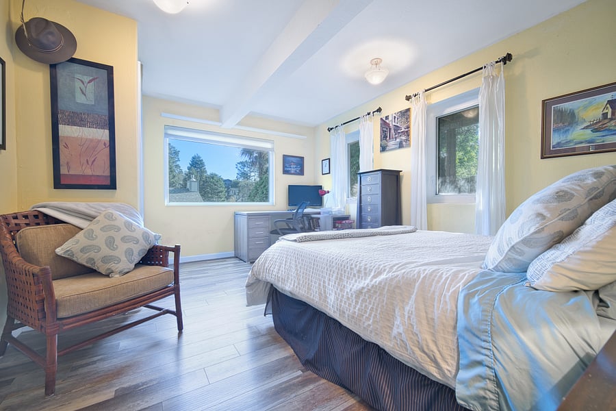Queen bed with brand new mattress as of August 2022. Ample light with 3 windows and garden views. Work desk and chair. Large closet containing extra bedding, iron and ironing board and rail to hang clothes.