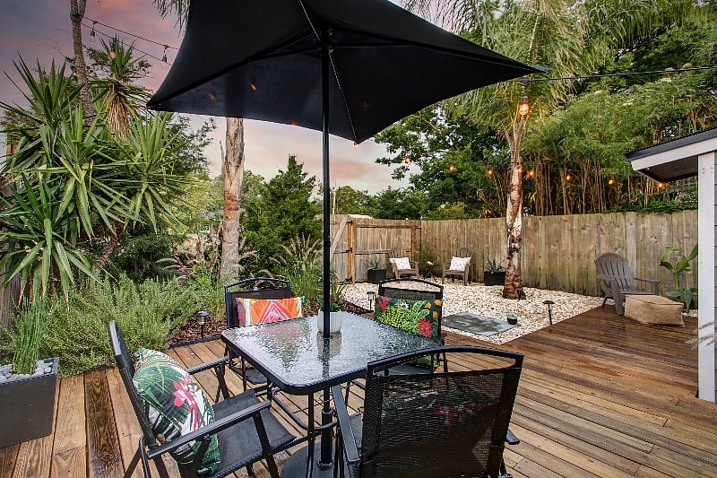 Tropical dining al fresco
