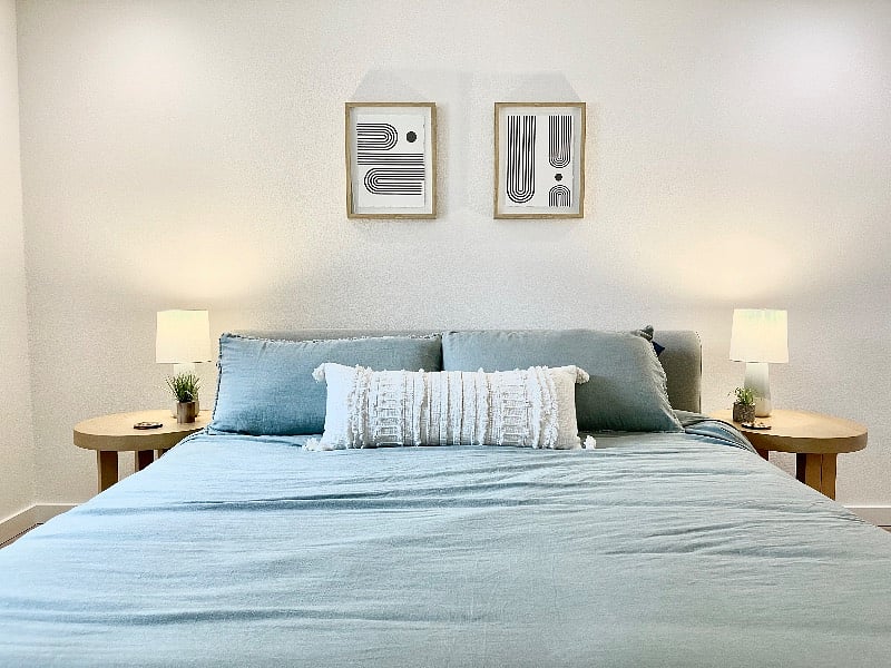 Bedroom with kind size bed