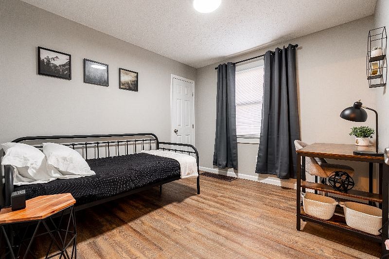 Twin daybed in second bedroom