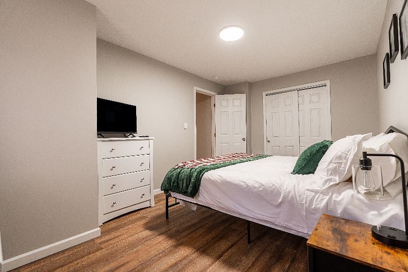 MBR - king bed, walk-in closet, TV with Roku