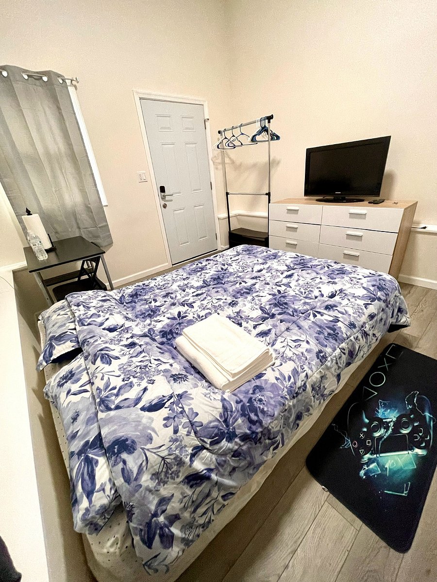 Master Bedroom (Downstairs)