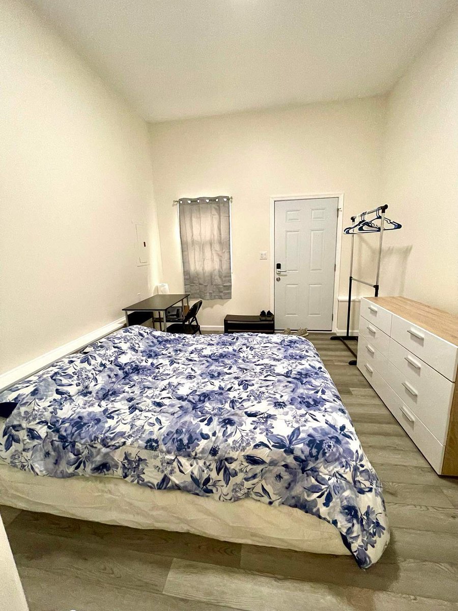 Master Bedroom (Downstairs)
