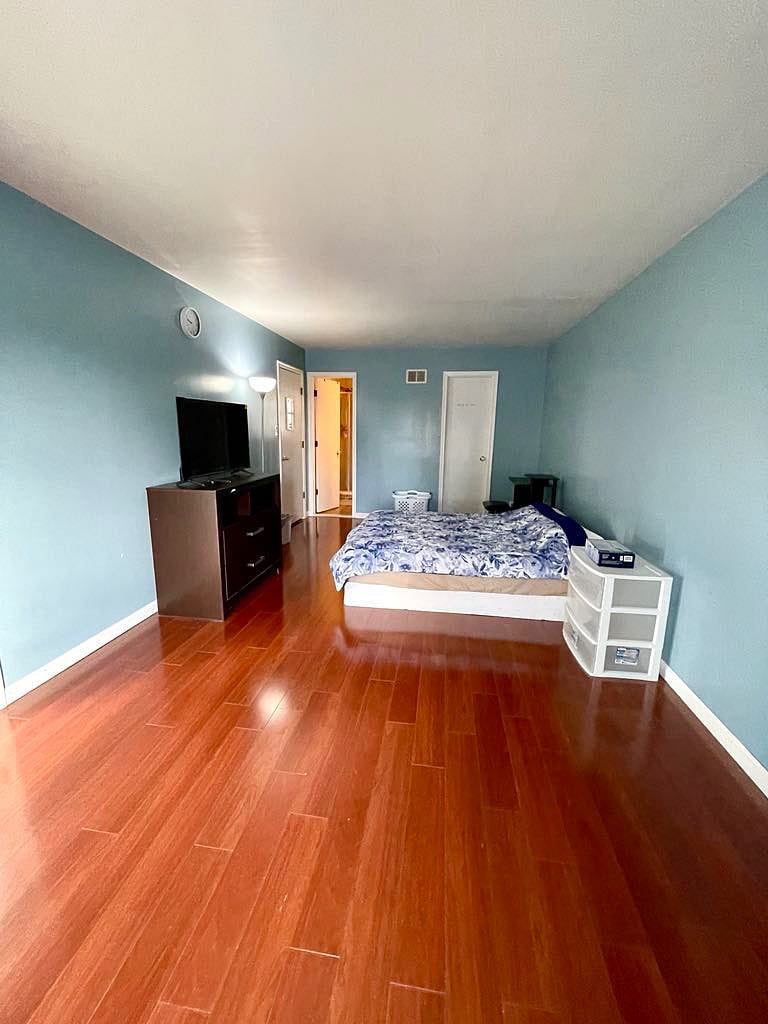 Master Bedroom (Upstairs)