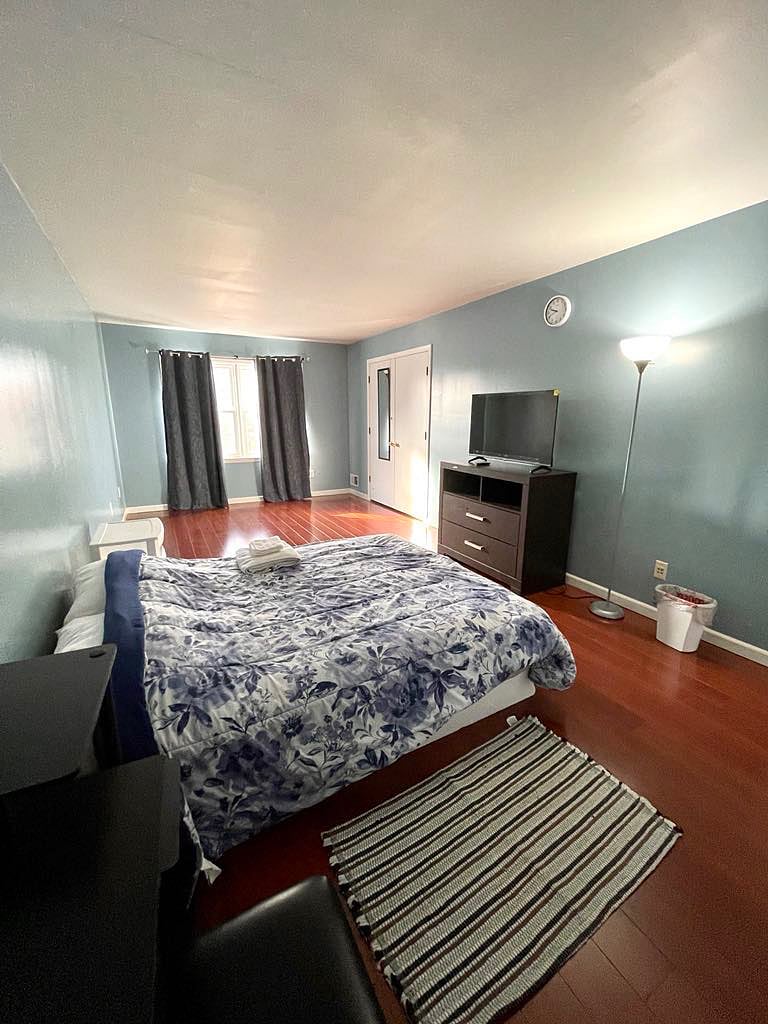 Master Bedroom (Upstairs)