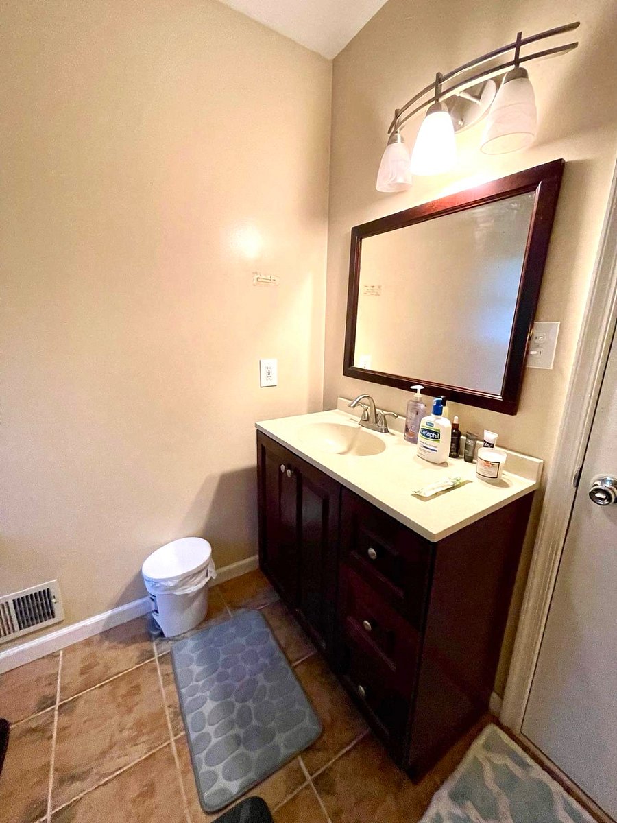 Private bathroom (Upstairs)
