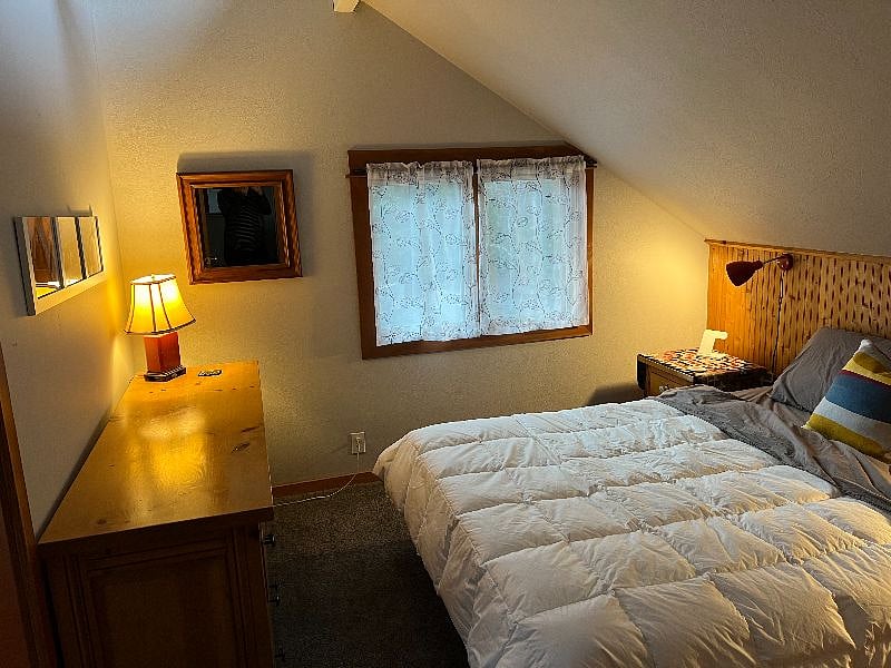 2nd upstairs bedroom
queen bed