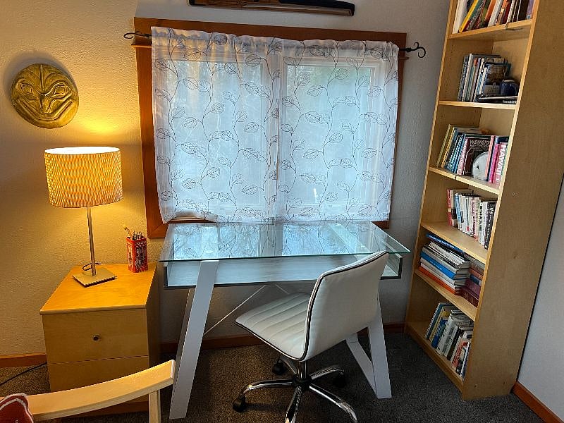 2nd upstairs bedroom
sitting room with desk
