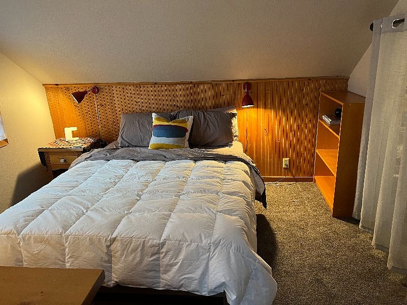 2nd upstairs bedroom
queen bed