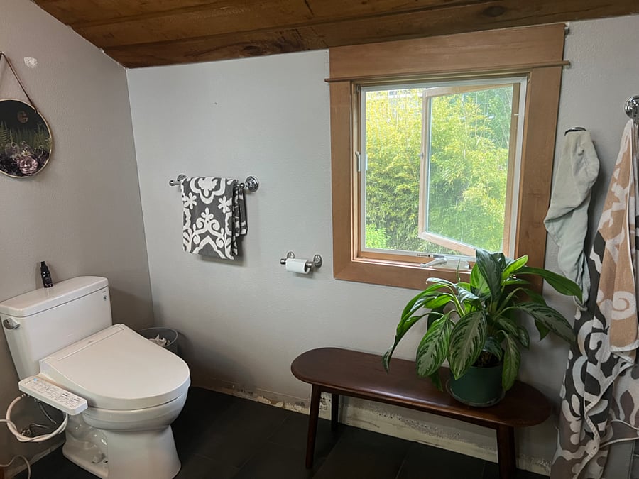 Private upstairs bathroom.
opening large window