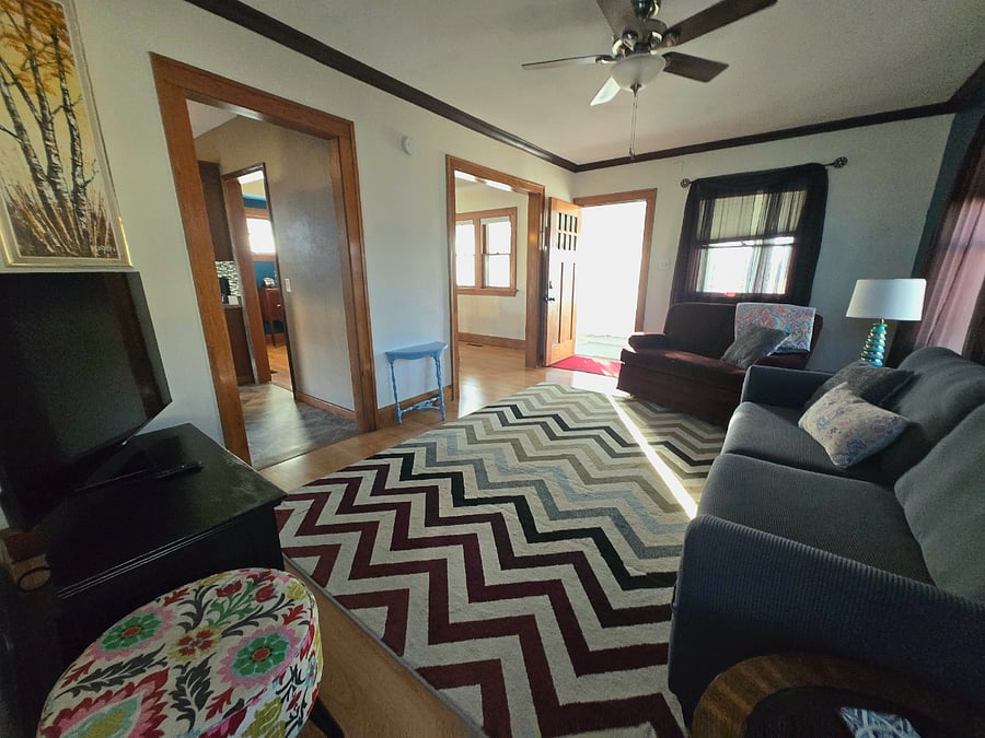 Comfortable living room with smart TV- cable and streaming included!