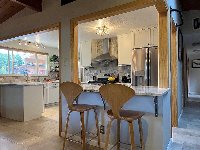 Breakfast bar and kitchen