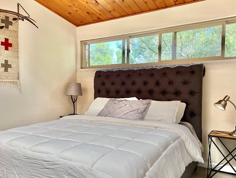 Guest bedroom with queen bed