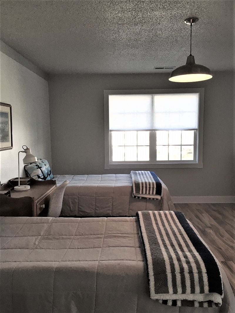Premium beds and linens feature KING BED or 2 twins depending upon your needs. Pillow top organic mattresses.