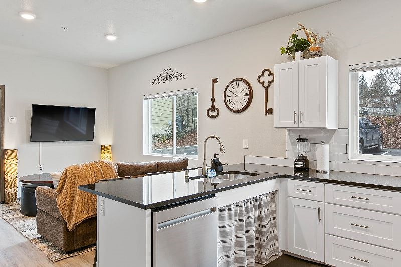 Furnished Finder property 466995_3 photo 21