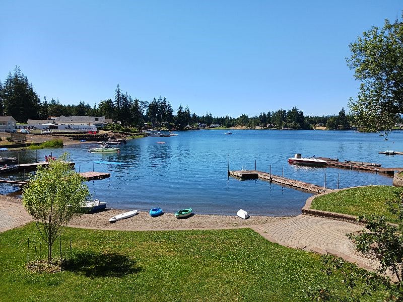 Sand beach /grass/dock/ kayak/paddle boat, lake view