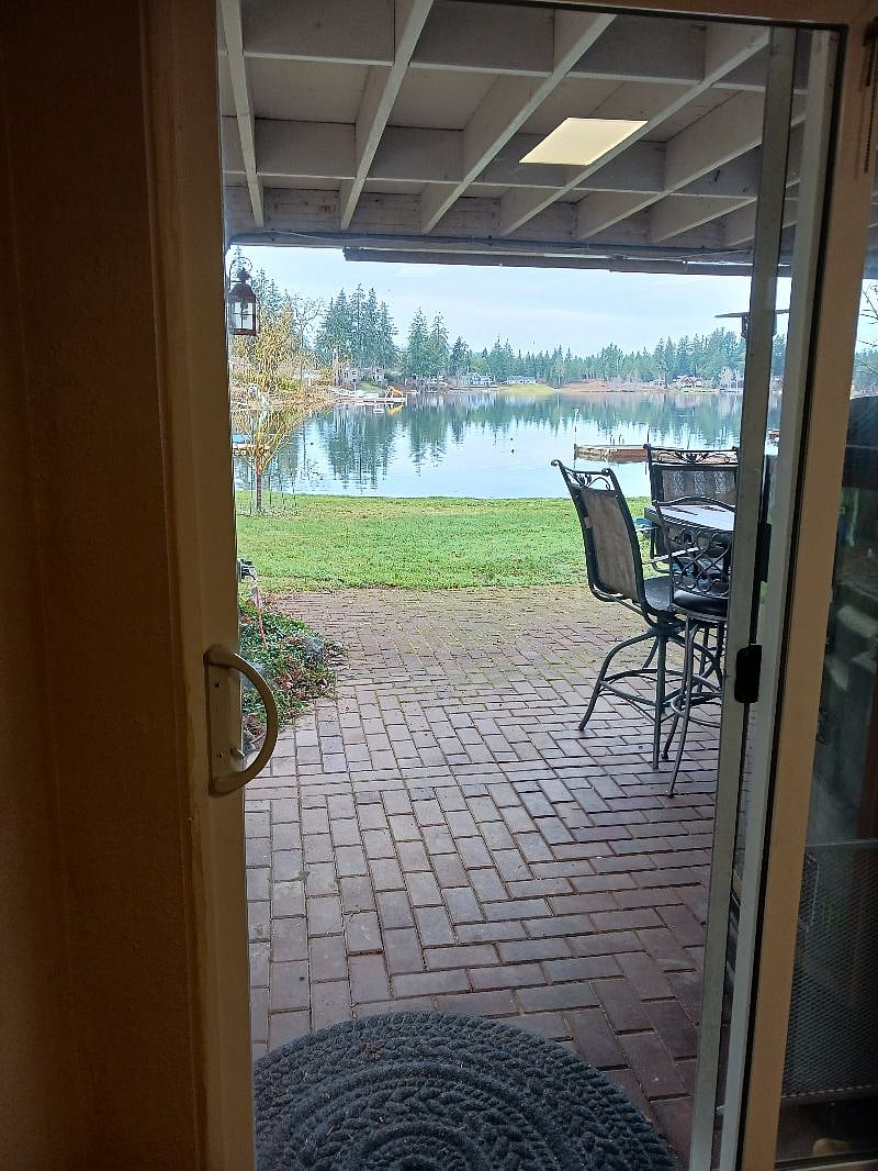 Private entrance and patio/lake view (winter)