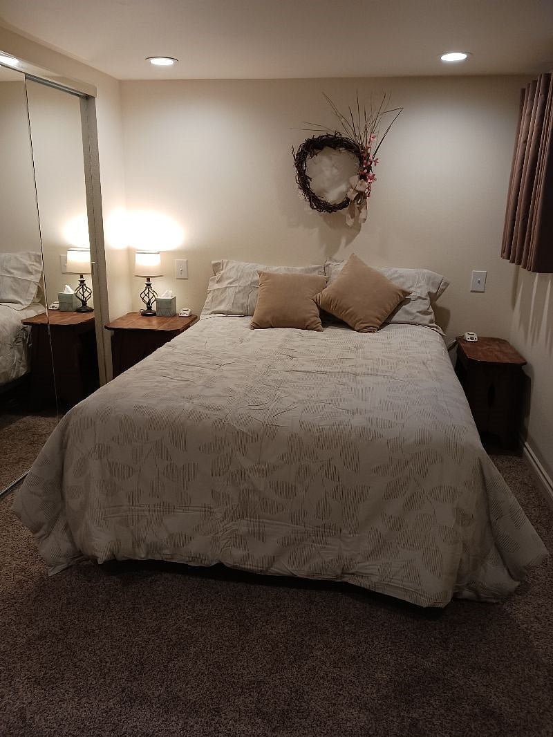 Queen size bed (new linens, electric blanket)