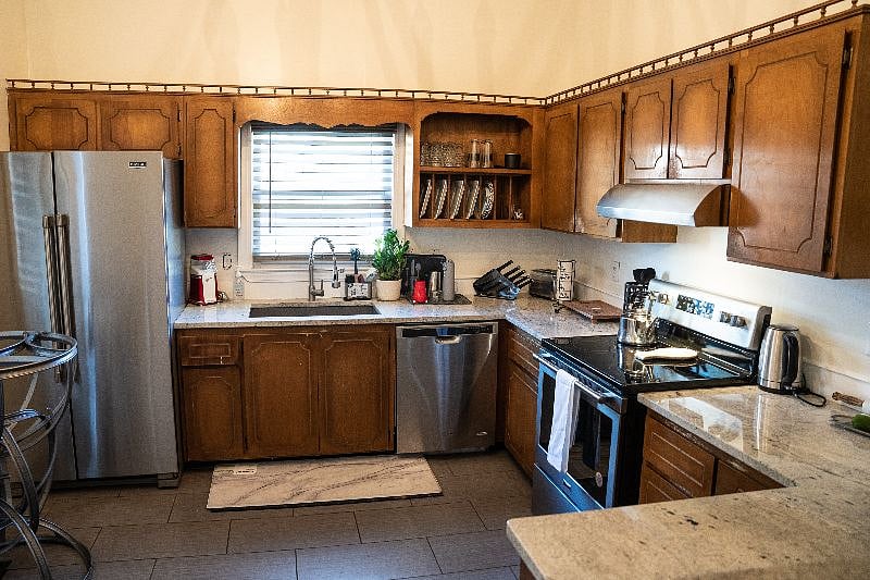 Kitchen W/Stainless Steel Appliances