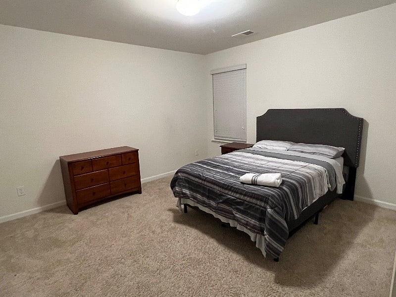 Upstairs bedroom with shared bathroom 2, walk-in closet