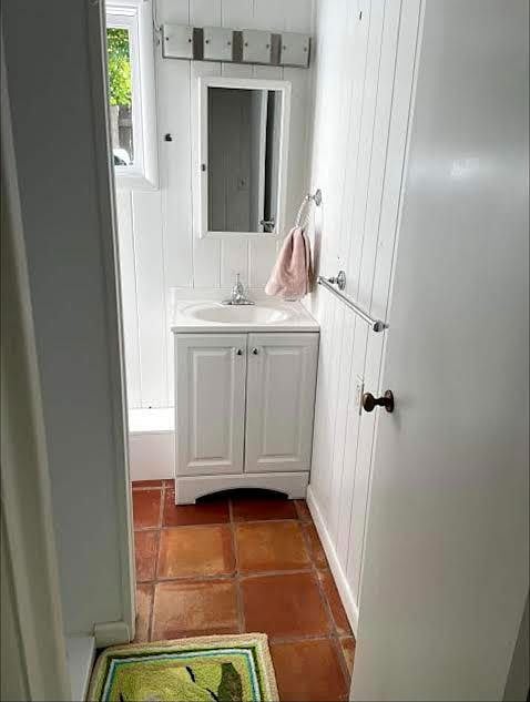 Bathroom vanity
