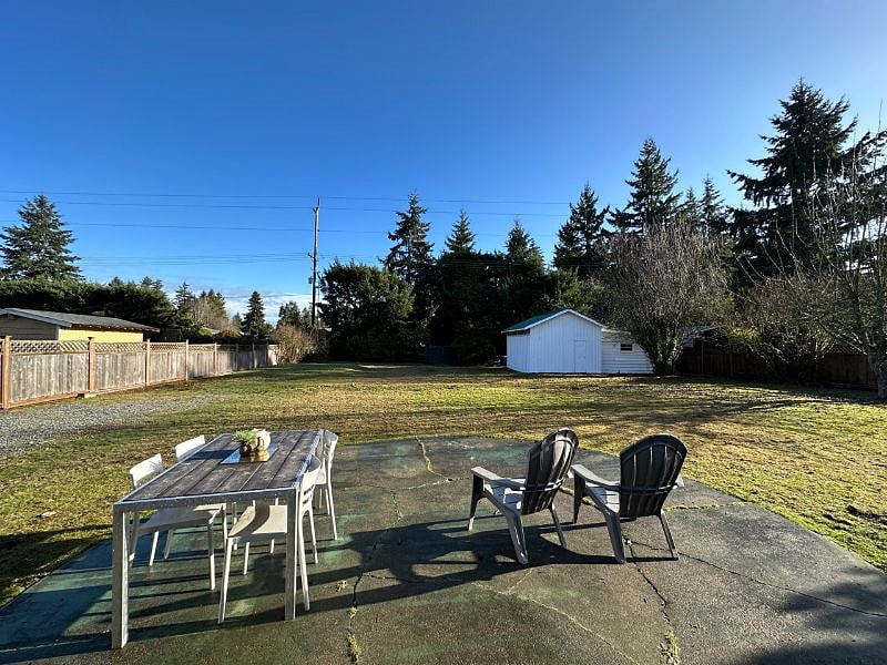 Huge Private Backyard (Garage not included in rental)