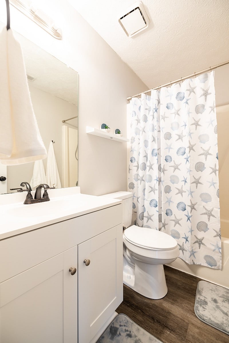 Bathroom 1.