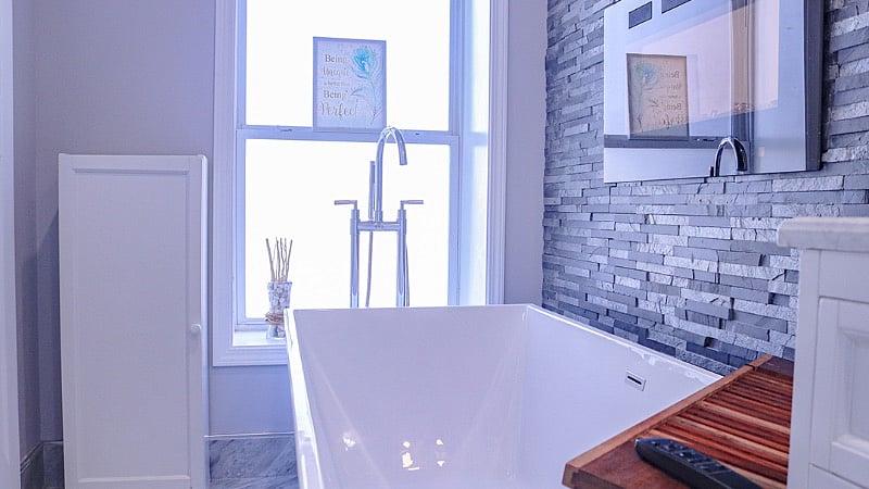 Master Bedroom - Tub