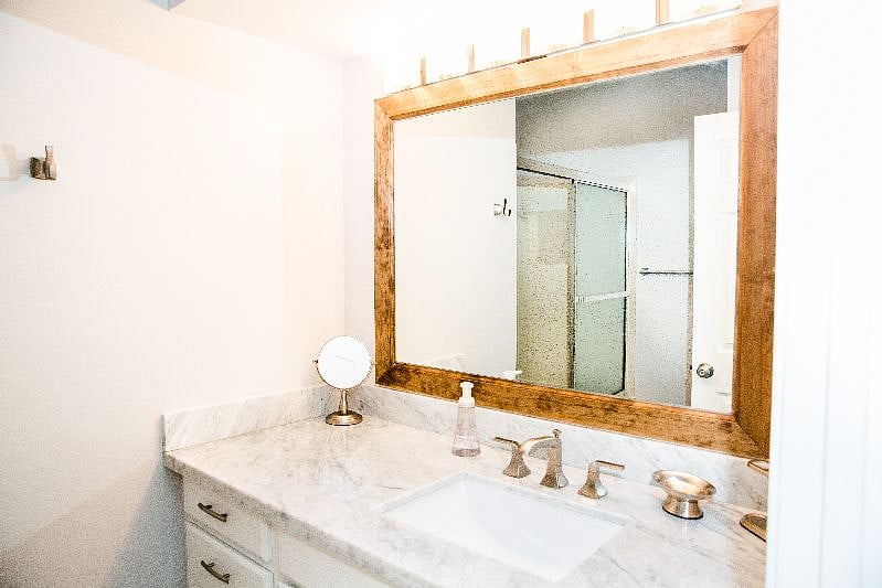 Primary bedroom's in suite bathroom