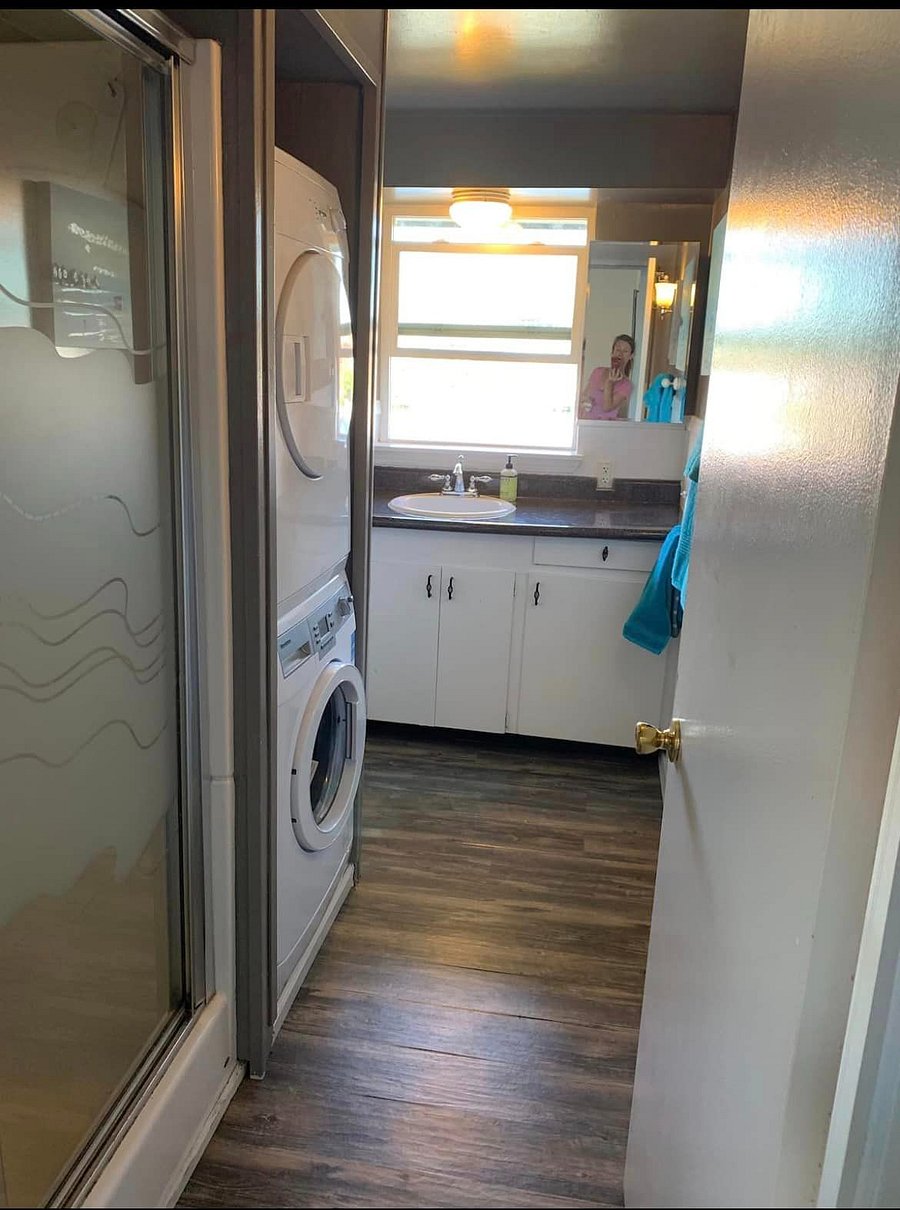 3214 bath with shower + stackable washer and dryer 