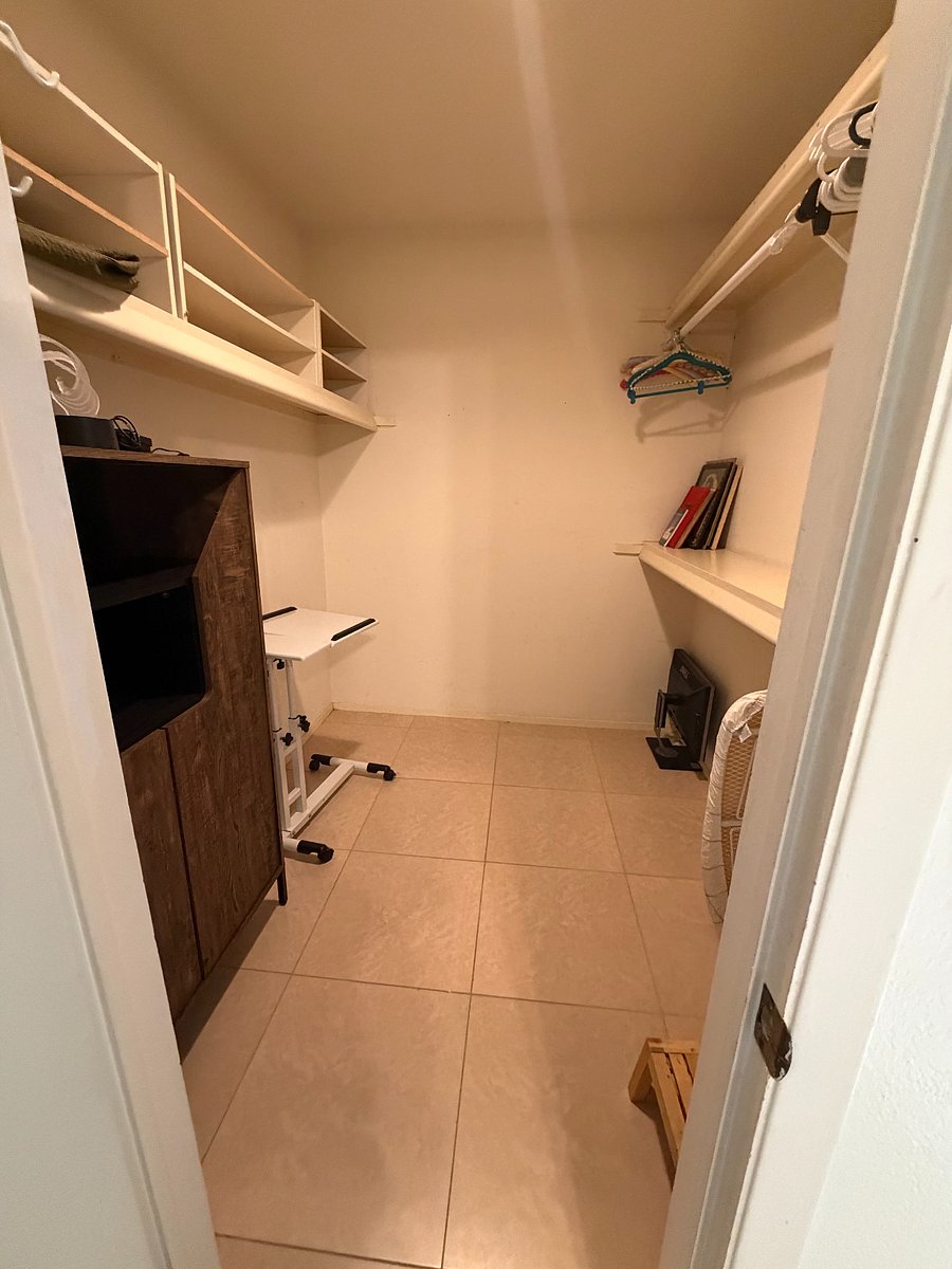 Master bedroom Walk-in Closet