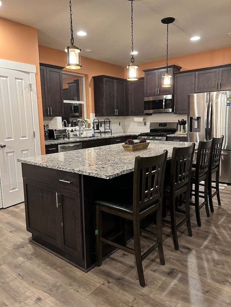 Kitchen island w/ seating for 4 and full kitchen.