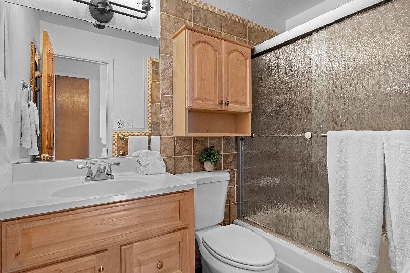 Full bathroom has shower/bathtub.