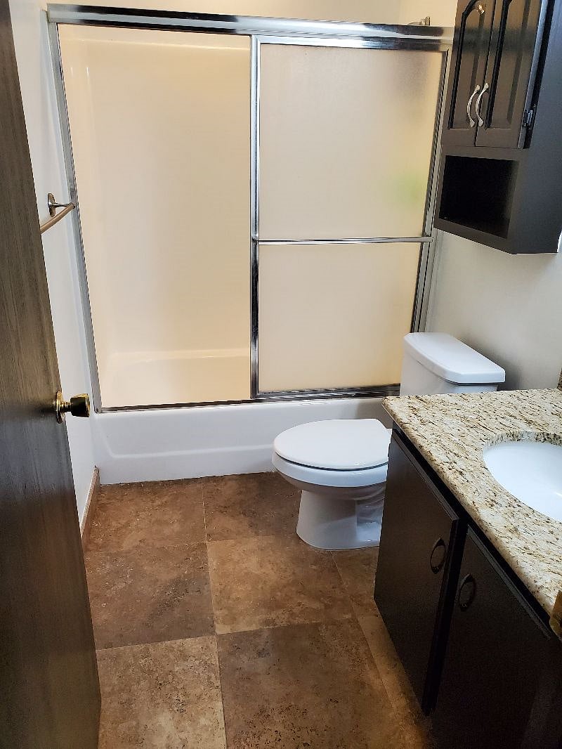 Hall bathroom (for tenant in room 2/guests)