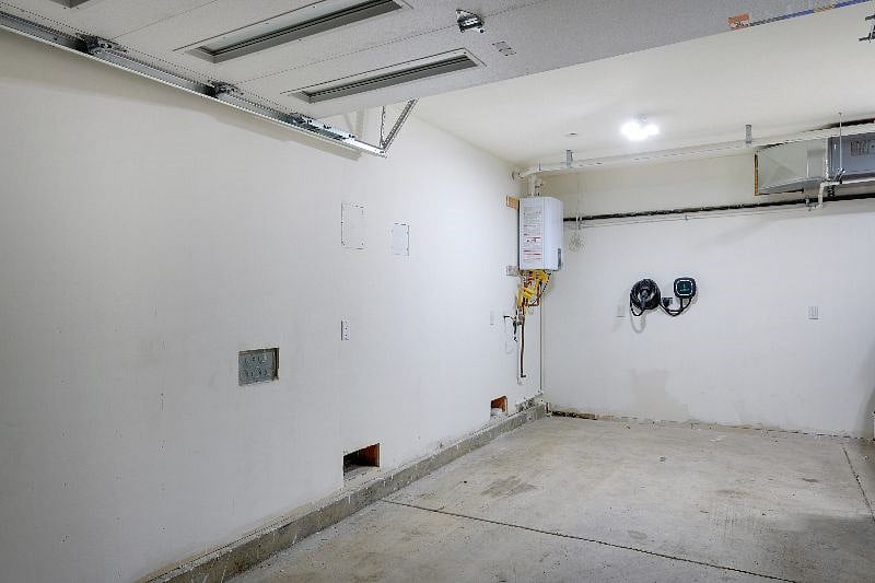 One car garage.