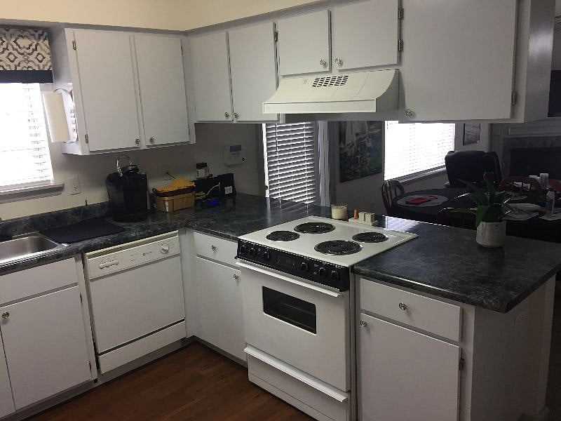 Full kitchen appliances
