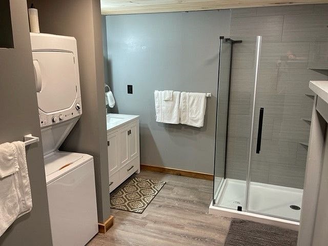 Downstairs bath with washer/dryer