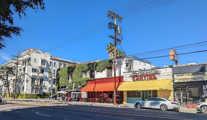 Convenient and entertaining neighborhood with restaurants, coffee, juice, bars, sushi, pizza, records and books, news stand, Ice Cream and live improv theater all in one block!