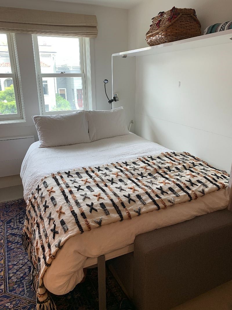 Horizontal queen Murphy in down position (note bedding has changed)