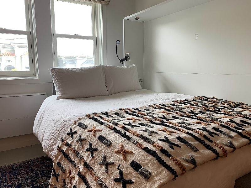 Queen bed and window lighting 