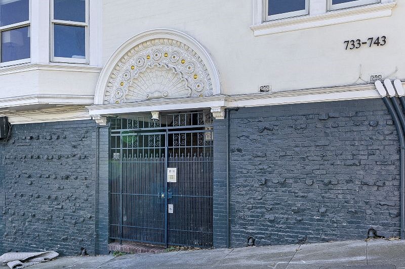 Building entry with secure intercom system
