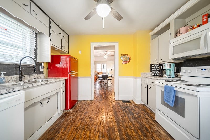 Full cozy kitchen with everything you need.