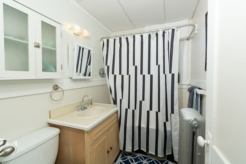 B2 Bathroom- with toiletries