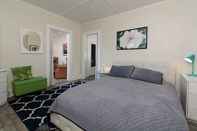 B2 queen size bedroom