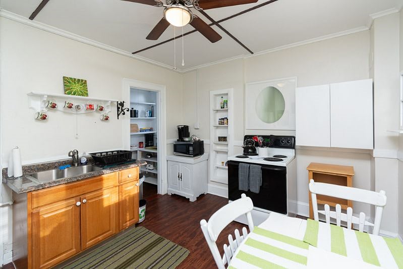 C1 Kitchen eat-in and fully stocked